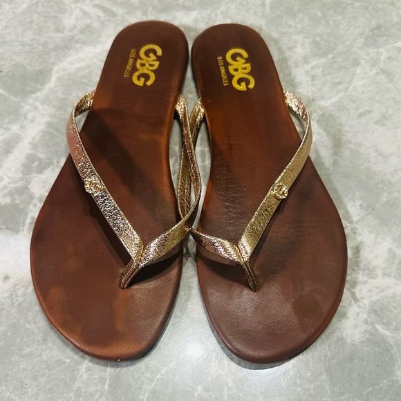 G by GUESS SZ 7 Sandals Women’s Thong Flip Flops Rose Gold Rhinestone Logo - Picture 1 of 3